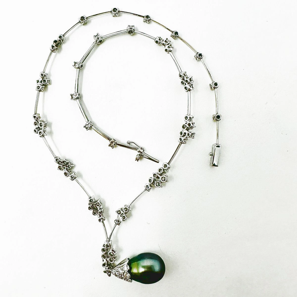 18K White  Gold Necklace with Detachable Black Tahitian Pearl and 71 Diamonds