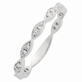 Alliance en or blanc serte de diamants.