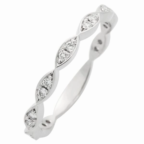 Alliance en or blanc serte de diamants.