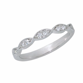 Alliance en or blanc sertie de diamants.