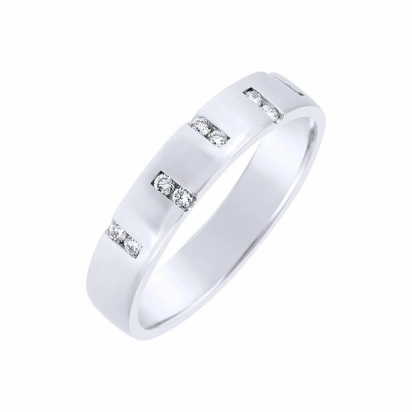 Alliance en or blanc sertie de diamants.