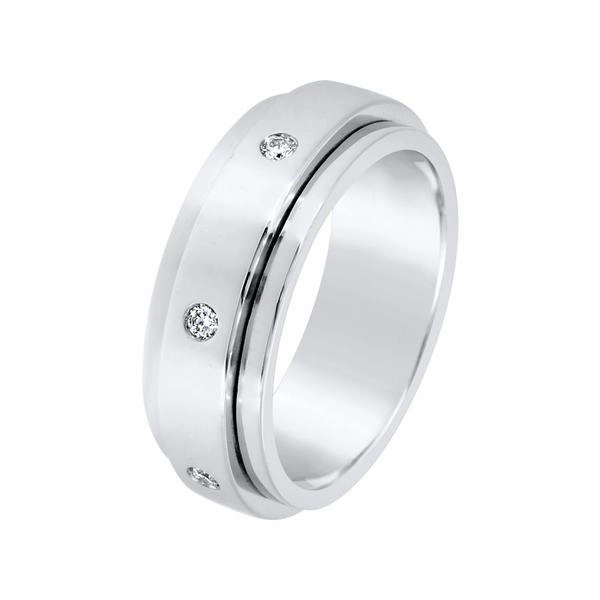 Alliance en or blanc sertie de diamants.