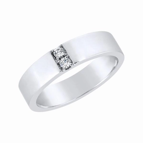 Alliance en or blanc sertie de diamants.