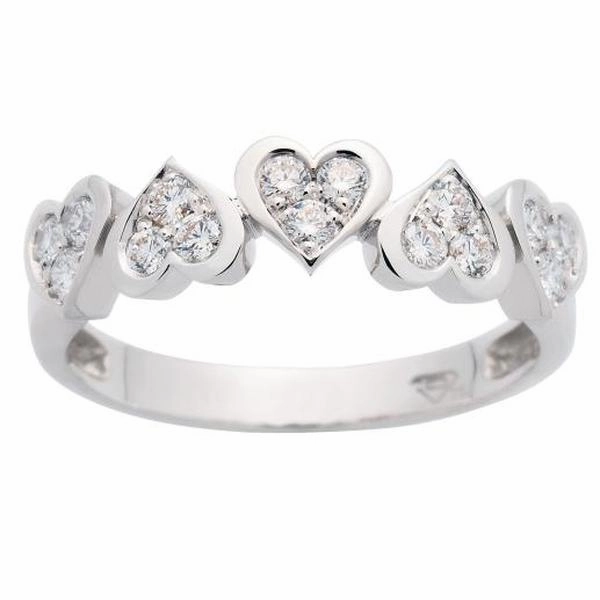 Alliance en or blanc sertie de diamants.