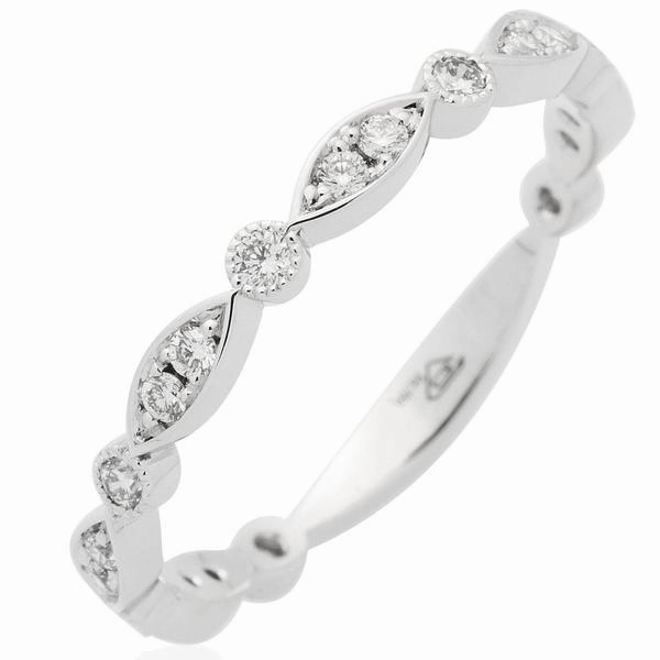 Alliance en or blanc sertie de diamants.