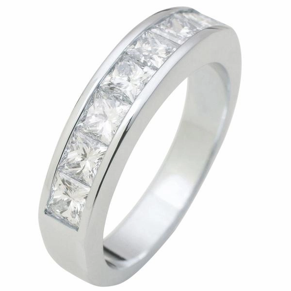 Alliance en or blanc sertie de diamants.