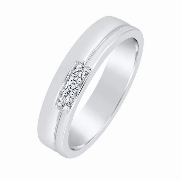 Alliance en or blanc sertie de diamants.