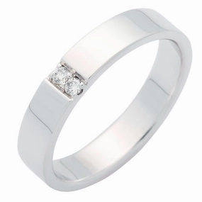 Alliance en or blanc sertie de diamants.