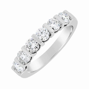 Alliance en or blanc sertie de diamants.
