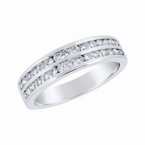 Alliance en or blanc sertie de diamants.