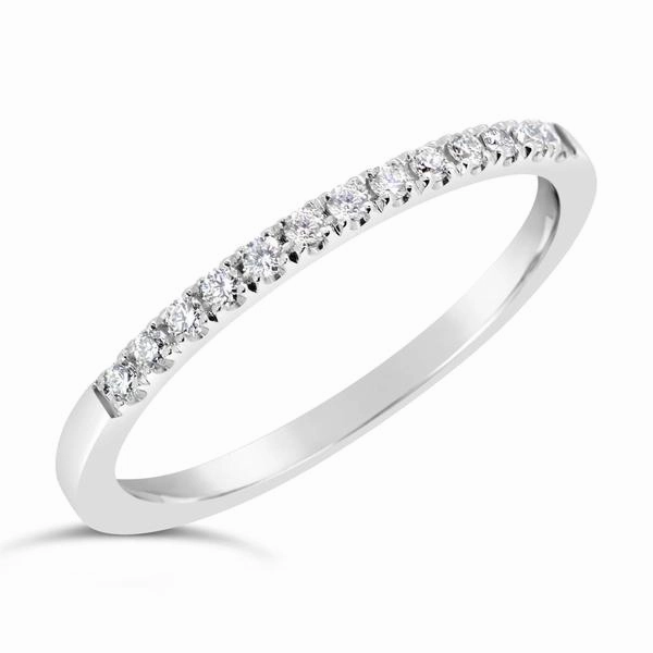 Alliance en or blanc sertie de diamants.