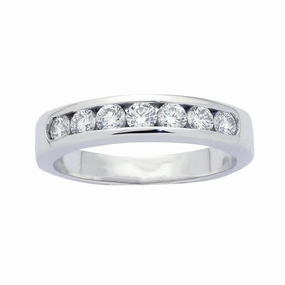 Alliance en or blanc sertie de diamants.