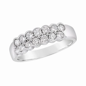 Alliance en or blanc sertie de diamants.