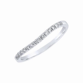 Alliance en or blanc sertie de diamants.