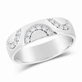 Alliance en or blanc sertie de diamants.