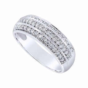 Alliance en or blanc sertie de diamants.