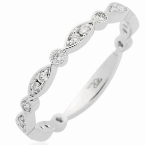 Alliance en or blanc sertie de diamants.