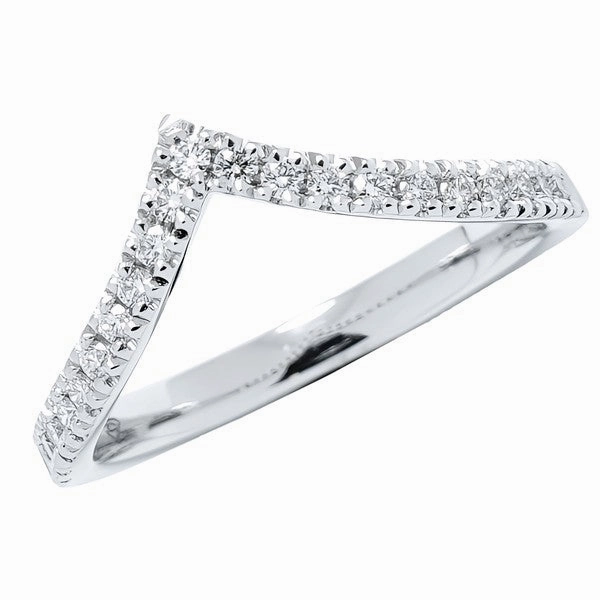 Alliance en or blanc sertie de diamants.
