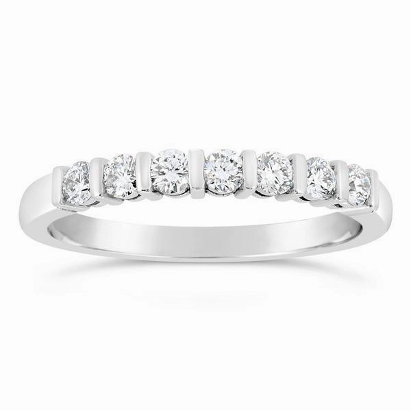 Alliance en or blanc sertie de diamants.