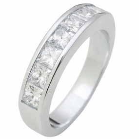 Alliance en or blanc sertie de diamants.