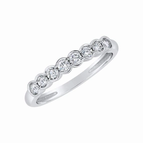 Alliance en or blanc sertie de diamants.