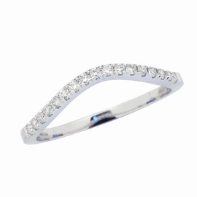 Alliance en or blanc sertie de diamants.