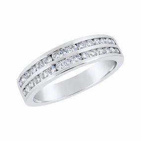 Alliance en or blanc sertie de diamants.