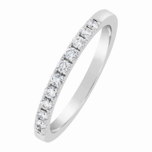 Alliance en or blanc sertie de diamants.