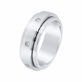 Alliance en or blanc sertie de diamants.