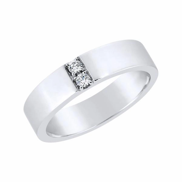 Alliance en or blanc sertie de diamants.