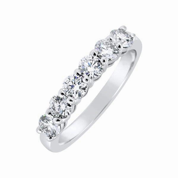 Alliance en or blanc sertie de diamants.