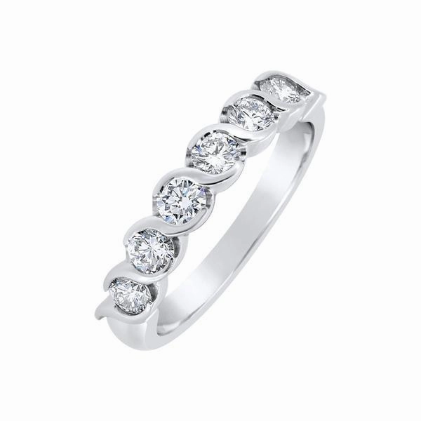 Alliance en or blanc sertie de diamants.