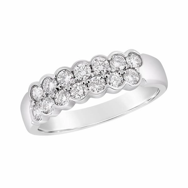 Alliance en or blanc sertie de diamants.