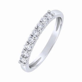 Alliance en or blanc sertie de diamants.