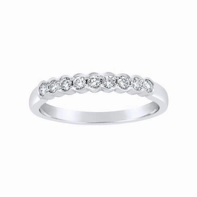 Alliance en or blanc sertie de diamants.