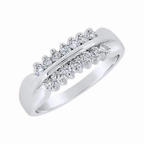 Alliance en or blanc sertie de diamants.