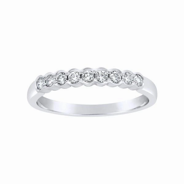 Alliance en or blanc sertie de diamants.