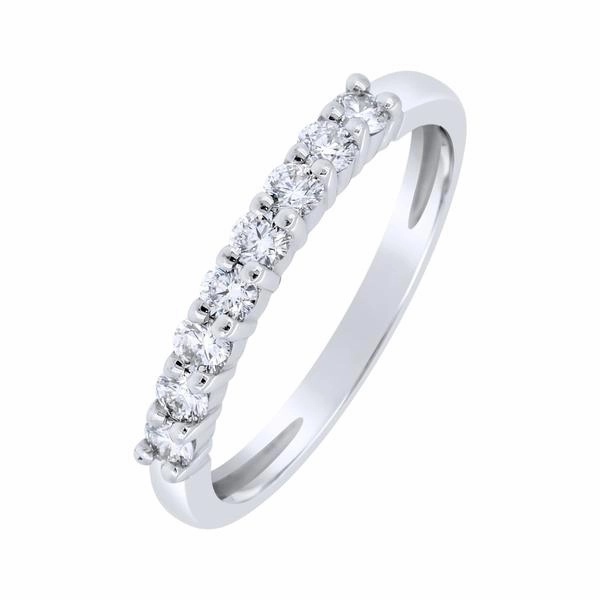 Alliance en or blanc sertie de diamants.