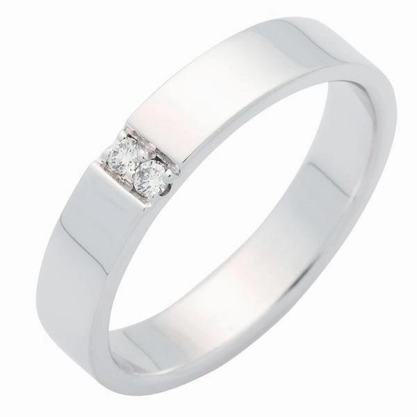 Alliance en or blanc sertie de diamants.