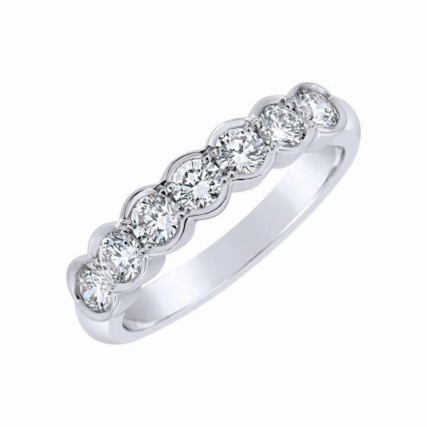 Alliance en or blanc sertie de diamants.