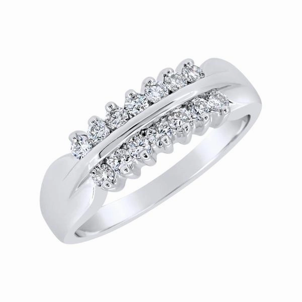 Alliance en or blanc sertie de diamants.