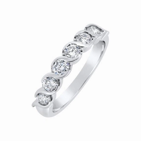Alliance en or blanc sertie de diamants.