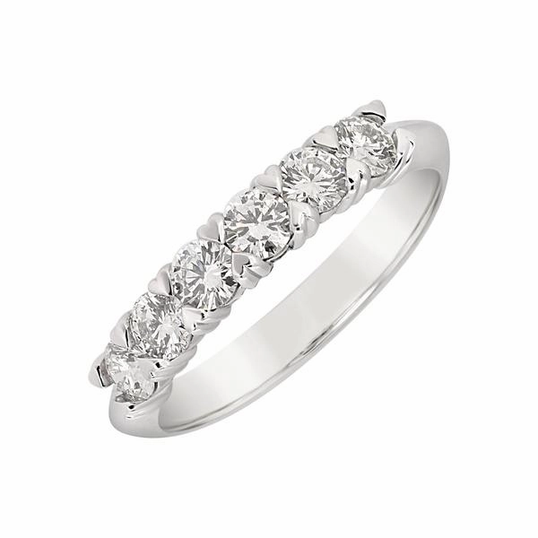 Alliance en or blanc sertie de diamants.