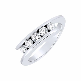Alliance en or blanc sertie de diamants.