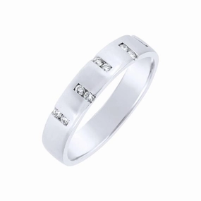 Alliance en or blanc sertie de diamants.