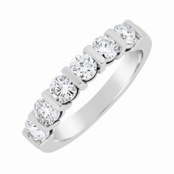 Alliance en or blanc sertie de diamants.