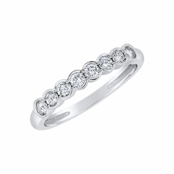 Alliance en or blanc sertie de diamants.