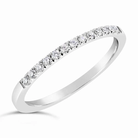 Alliance en or blanc sertie de diamants.