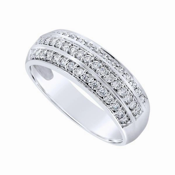Alliance en or blanc sertie de diamants.