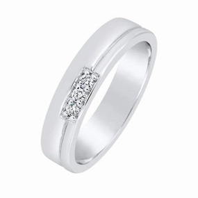Alliance en or blanc sertie de diamants.